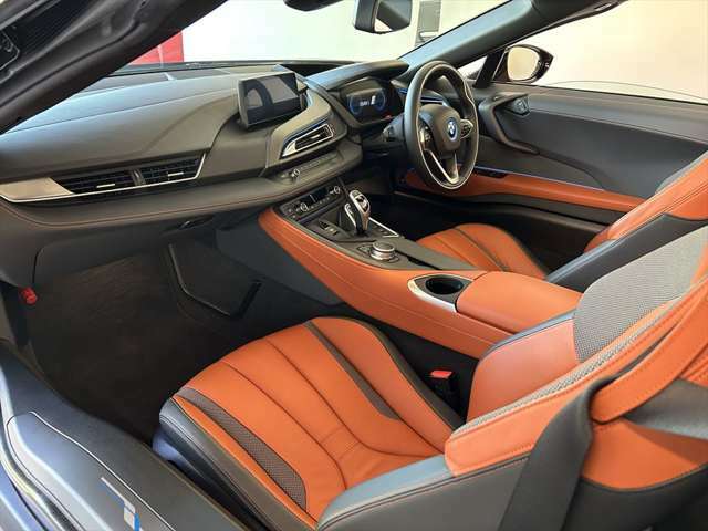 「BMW iインテリアデザインAccaro」と呼ばれるオプションのカラーリング(473,000円)。レザーフィニッシュ・ダッシュボードもより高級感を演出しております。