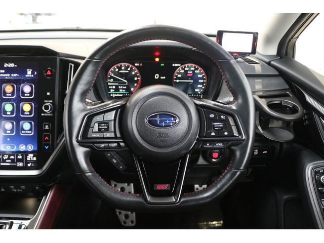 パドルシフト付ハンドル。左側にはステアリングリモコン、右側には高速道路の渋滞時に便利な追従クルーズコントロールスイッチが搭載されています。