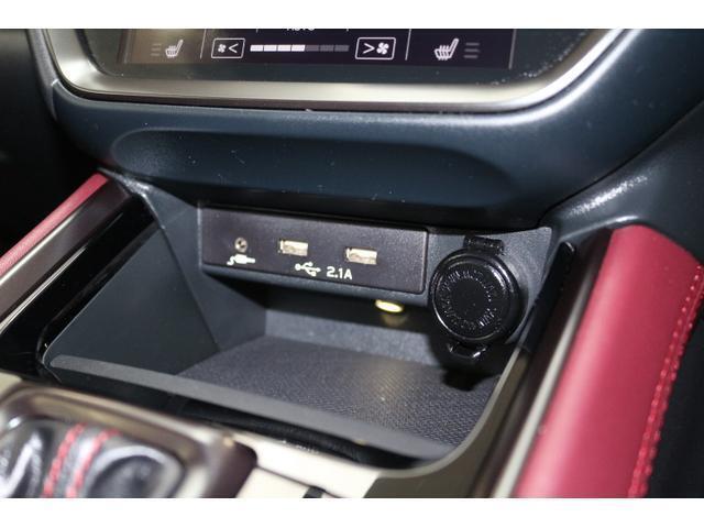 スマホ、タブレットの充電に便利なUSB電源。スマホのバッテリーを満タンにして目的地に行くことができます。万が一、モバイルバッテリーを忘れてしまっても安心です。