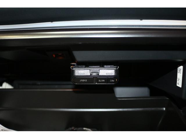 最近は必須となりつつあるドライブレコーダー付です。アイサイトに干渉しない純正オプション品です。