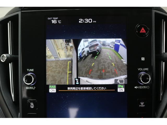 安心のバックカメラ付き。映像はカーナビ画面に映し出されますので、車庫入れも楽に行えます。