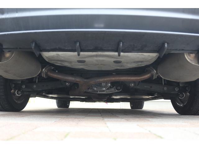 車両の下回り、後方より撮影。マフラーとシャーシに軽微なサビがございますが程度良好です。