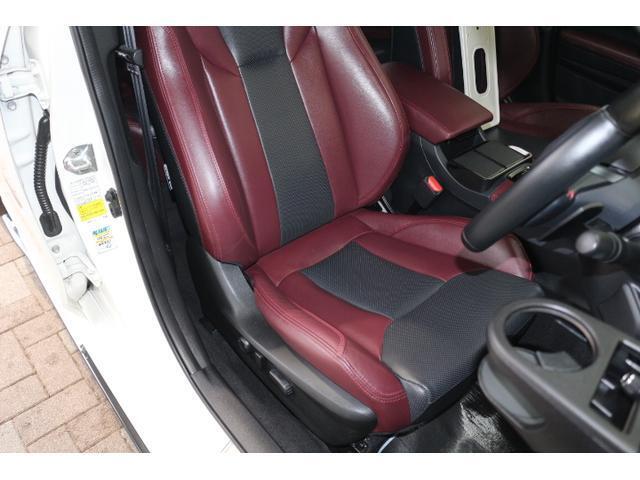 ロングドライブでも疲れにくく、快適に運転できるフロントシートです。