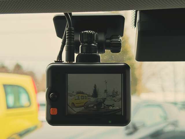 近年必須のドライブレコーダーです！もしもの時にとっても役に立ちます！国内メーカーのドライブレコーダーが取り付け工賃込みです！