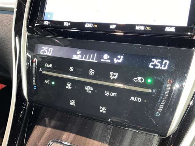 左右独立温度コントロールフルオートエアコンです。運転席、助手席それぞれで独立して温度設定ができます。冷え性の方が乗っても安心ですね♪