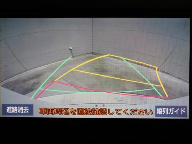 車庫入れや縦列駐車などの際に、後退操作の参考になるガイドラインをモニター画面に表示します。