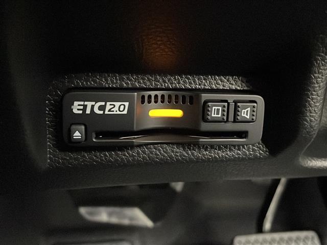 【ETC】有料道路を利用する際に料金所で停止することなく通過できる、ETC車載器（ノンストップ自動料金収受システム機器）が装備されています。セットアップを行うことで利用可能になります。