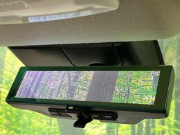 【インテリジェントルームミラー】後席の大きな荷物や同乗者で後方が確認しづらい時でも安心！カメラが撮影した車両後方の映像をルームミラー内に表示。クリアな視界で状況の確認が可能です！