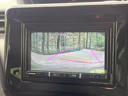 【バックカメラ】駐車時に後方がリアルタイム映像で確認できます。大型商業施設や立体駐車場での駐車時や、夜間のバック時に大活躍！運転スキルに関わらず、今や必須となった装備のひとつです！