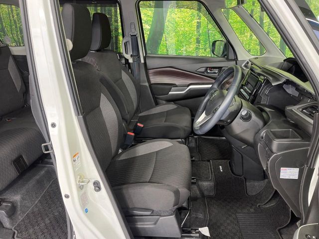 運転席まわりには十分なスペースがあり、大柄な方でもゆったり運転していただける環境です。