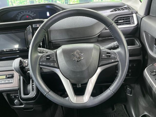 インテリアに合わせたデザインのステアリングは、運転される方のことも考え、運転しやすい形状、大きさです。是非一度、実際に触ってお確かめください。