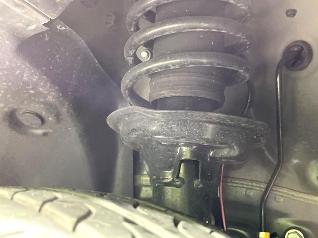 お車を安心してお乗りいただく為には、足回りの定期点検が欠かせません。サービスサポート（有償保証）では無料点検もご提供しており、安心のカーライフをお過ごしいただけるサポート体制が整っています。