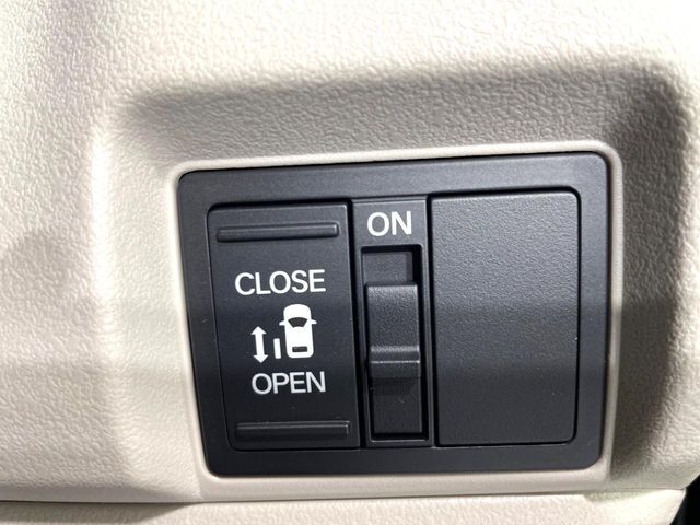 【パワースライドドア】スマートキーや運転席のスイッチでスライドドアの開閉が可能♪電動だから力を入れてドアを開ける必要が無く、小さいお子様でも、重い荷物を持っている時もラクに開け閉めできます♪