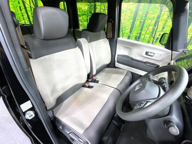 運転席まわりには十分なスペースがあり、大柄な方でもゆったり運転していただける環境です。
