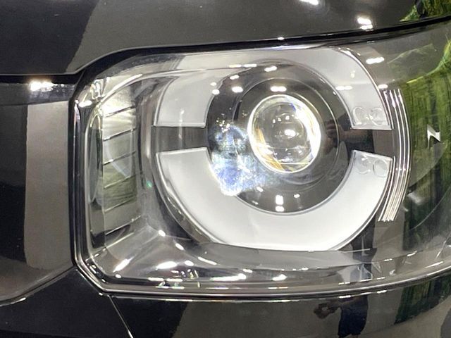 【LEDヘッドライト】悪天候や夜間走行時も良好な視界を確保し安心して運転できる高輝度LEDヘッドライトを装備！点灯速度が早く、消費電力も抑えられています。