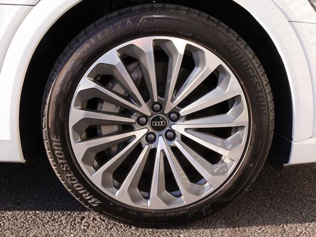 265/45タイヤと21インチアルミホイールを装着。