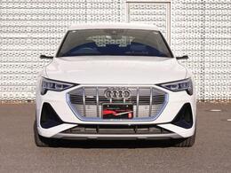 AudiのEVは、走行時にCO2をほとんど排出せず環境に配慮した走行を可能にします。