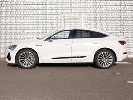 全車両に標準装備の純正アルミホイールは、純正ならではのバランスの良いデザインと、走行安定性をお楽しみ頂けます。