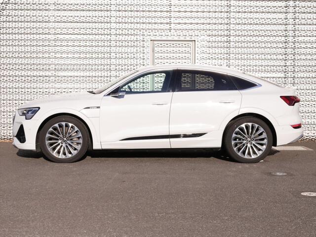 全車両に標準装備の純正アルミホイールは、純正ならではのバランスの良いデザインと、走行安定性をお楽しみ頂けます。