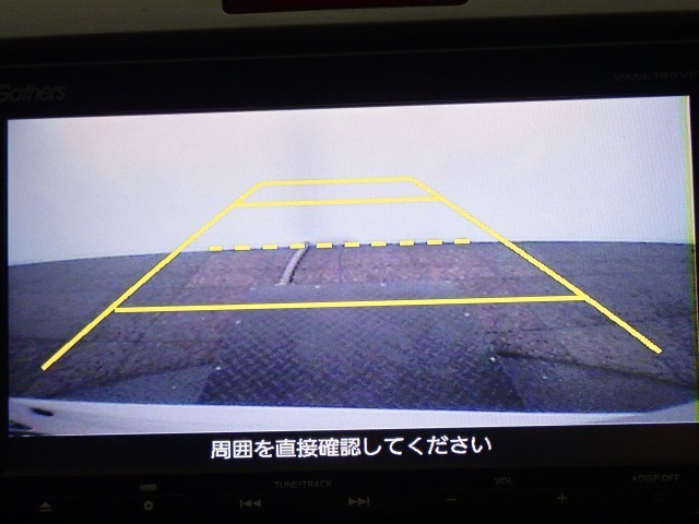 【バックカメラ】運転が苦手な方も車庫入れラクラクです！ギアをリバースに入れれば自動的に切り換わりますので、面倒な操作は不要です♪狭い駐車場もお車を傷つけず安心ですね！