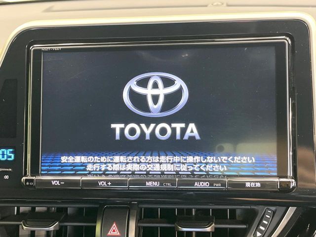 【純正9型ナビ】人気の純正ナビを装備しております。ナビの使いやすさはもちろん、オーディオ機能も充実！キャンプや旅行はもちろん、通勤や買い物など普段のドライブも楽しくなるはず♪