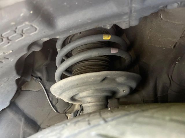 お車を安心してお乗りいただく為には、足回りの定期点検が欠かせません。サービスサポート（有償保証）では無料点検もご提供しており、安心のカーライフをお過ごしいただけるサポート体制が整っています。