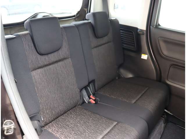 お車選びをお楽しみ頂けるよう、在庫車の展示スペースを十分に確保しております。
