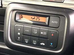 【オートエアコン】一度お好みの温度に設定すれば、車内の温度を検知し風量や温度を自動で調整。暑い…寒い…と何度もスイッチ操作をする必要はありません。快適な車内空間には必須の機能ですね♪