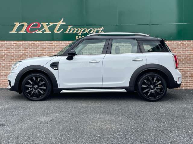 リアモニター　DVD　ACC　インテリジェントセーフティ　パワーゲート　コンフォートアクセス　バックカメラ　PDC　ナビ　タッチパネルBluetooth　USB　ETC　オートライト　18AW