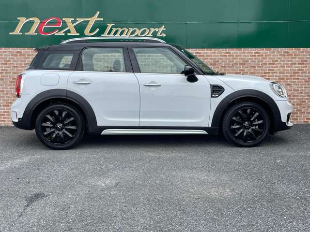 リアモニター　DVD　ACC　インテリジェントセーフティ　パワーゲート　コンフォートアクセス　バックカメラ　PDC　ナビ　タッチパネルBluetooth　USB　ETC　オートライト　18AW