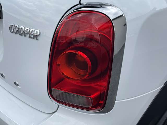 リアモニター　DVD　ACC　インテリジェントセーフティ　パワーゲート　コンフォートアクセス　バックカメラ　PDC　ナビ　タッチパネルBluetooth　USB　ETC　オートライト　18AW