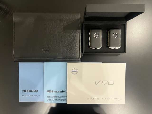 スペアキー、整備記録簿、取扱説明書も綺麗な状態でございます♪