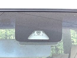 【スマートアシスト】走行中に前方の車両等を認識し、衝突しそうな時は警報とブレーキで衝突回避と被害軽減をアシスト。より安全にドライブをお楽しみいただけます。