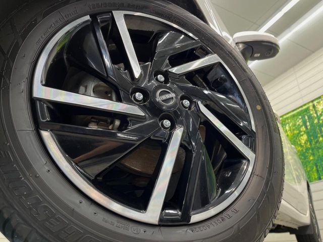 【純正オプション16インチアルミホイール】純正オプションホイールを装着。走行性能の向上に加え、外観もよりスタイリッシュになっています。