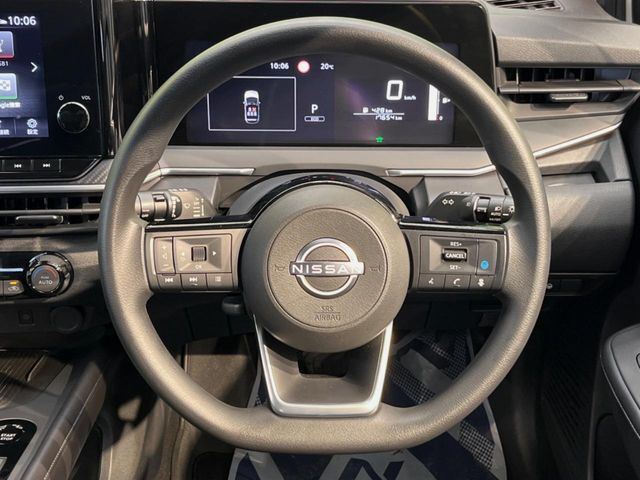 インテリアに合わせたデザインのステアリングは、運転される方のことも考え、運転しやすい形状、大きさです。是非一度、実際に触ってお確かめください。