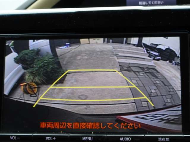 バックモニターが装着されておりレンズも曇りなく綺麗に映ります。