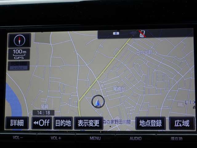 トヨタ純正SDナビが装着されております。機能も豊富でフルセグ地デジTVやDVD再生機能やミュージックサーバー機能やBluetooth機能など機能豊富です。
