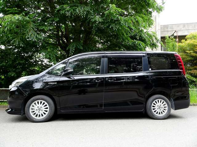 トヨタセーフティセンス付きで安全装備多数揃っており安心して運転ができます。