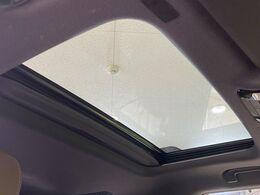 【サンルーフ】開放感たっぷりの希少装備、サンルーフが装着されています！車内に明かりを取り入れたり景色を楽しむ以外にも、車内の空気も簡単に換気できて快適です！
