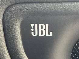 【JBLサウンドシステム】メーカーオプションの高品位サウンドシステムを搭載。専用のチューニングが施された大小様々なスピーカーから良質なサウンドが奏でられ、臨場感あふれる音響空間を演出します。