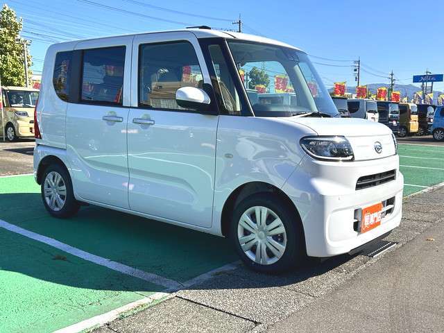 【届出済未使用車とは】自動車の分類では「新車」「中古車」この2種類しかありません。走行距離が100km未満かつ初度登録または初度届出された車両を「届出済未使用車」と呼んでいます。