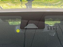 【トヨタセーフティセンス】走行中に前方の車両等を認識し、衝突しそうな時は警報とブレーキで衝突回避と被害軽減をアシスト。より安全にドライブをお楽しみいただけます。
