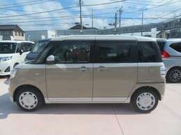 横からの外装の画像です！サービス工場も併設しておりますので、ご購入後も安心です！