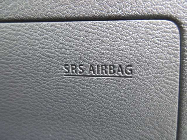 運転席にSRS二-エアバッグを採用　下肢の障害を軽減ことができます