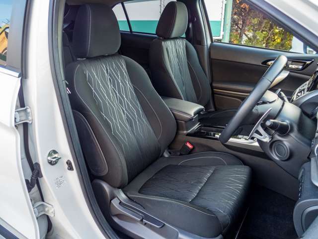 サポート性能に優れたシート。ひじ掛け付きで長距離ドライブも疲れ知らず。左右前席にはシートヒーターも装備しております。