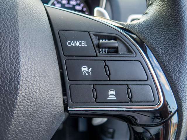 先行車との車間距離を保持しながら、設定した速度を上限として自動的に車速をコントロールするアダプティブ クルーズ コントロール［ACC］装備