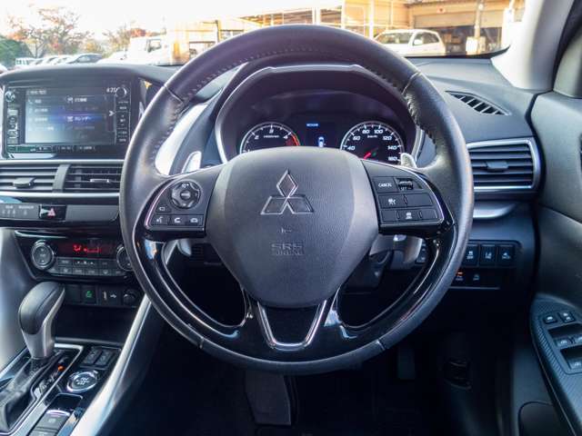 直接肌と接するところだけにこだわりたいステアリングは革巻きですので操作性は良好。