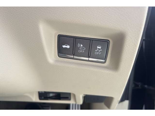 運転席横にトランクオープナーやVDCオフスイッチを配置し、操作性も良好です。