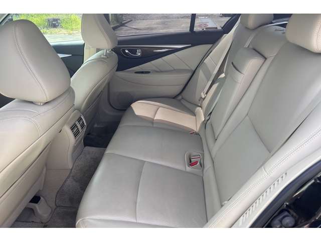 高級感とスポーツ性能を兼ね備え、ドライビングプレジャーを求める方にぴったりのモデルです。