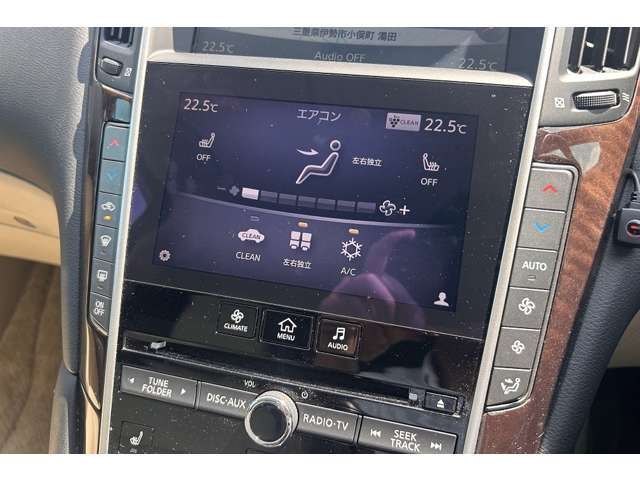 センターコンソールに配置されたタッチパネル式エアコン操作パネルを採用。スマートフォンのような感覚で、指先ひとつで直感的に温度や風量を調整できます。視覚的にも洗練されたデザイン。